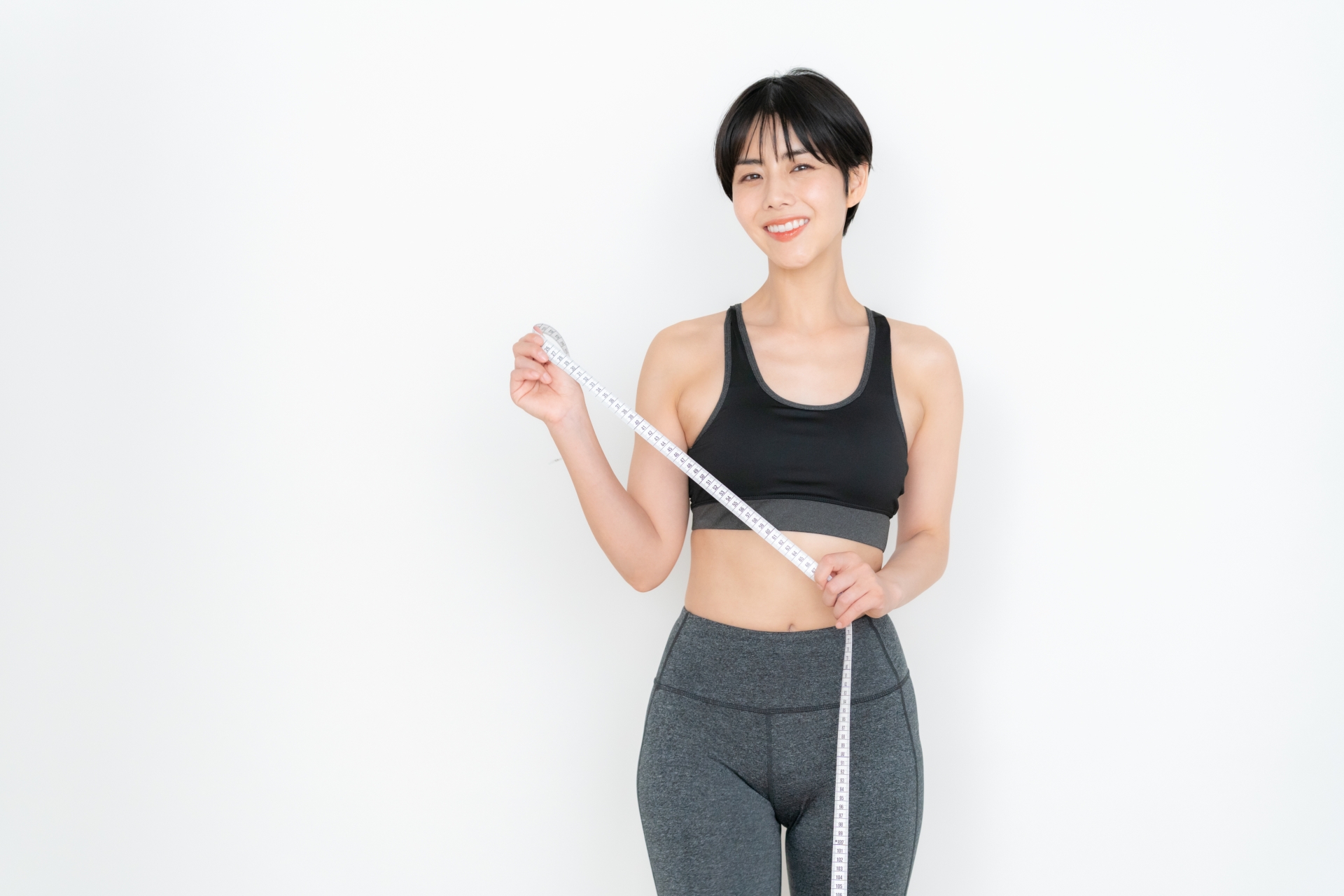 メジャーを持っているショートヘアの女性
